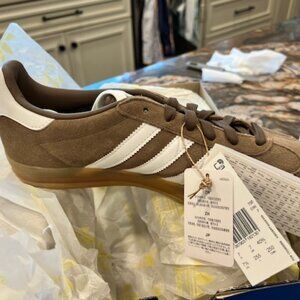 Adidas Gazelle Indoor Sneaker Earth Strata, White & Gold Met.
